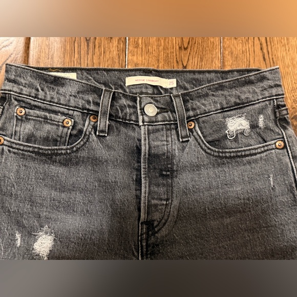 Levi's Women's Wedgie Straight Leg Denim, lightly distressed. Size: W25xL26. - Picture 3 of 11